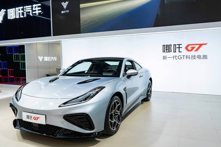 广州35哪吒汽车在智能汽车领域的表现，领途汽车在新能源汽车市场中的影响力